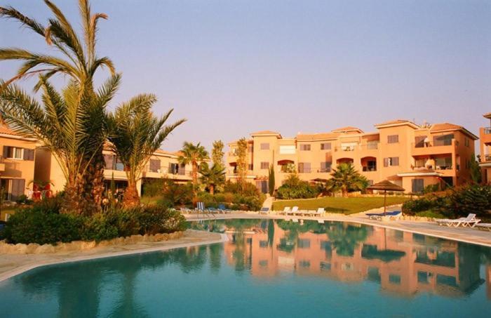 Award-Winning 3-Bedroom Apartment Near Beach Paphos Exterior photo